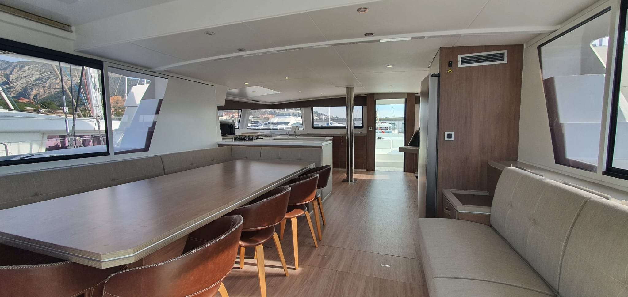 Crewed Catamaran ONLY ONE LIFE photo 4