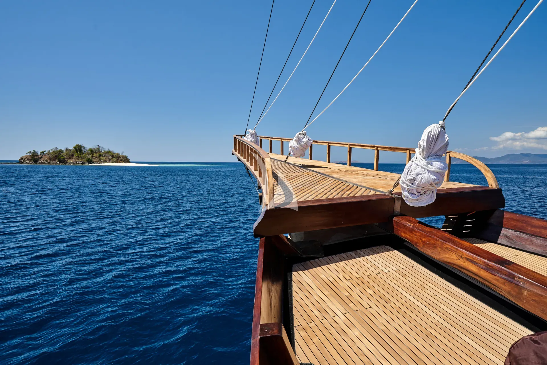 Luxury Crewed Sailing Yacht ORACLE photo 6