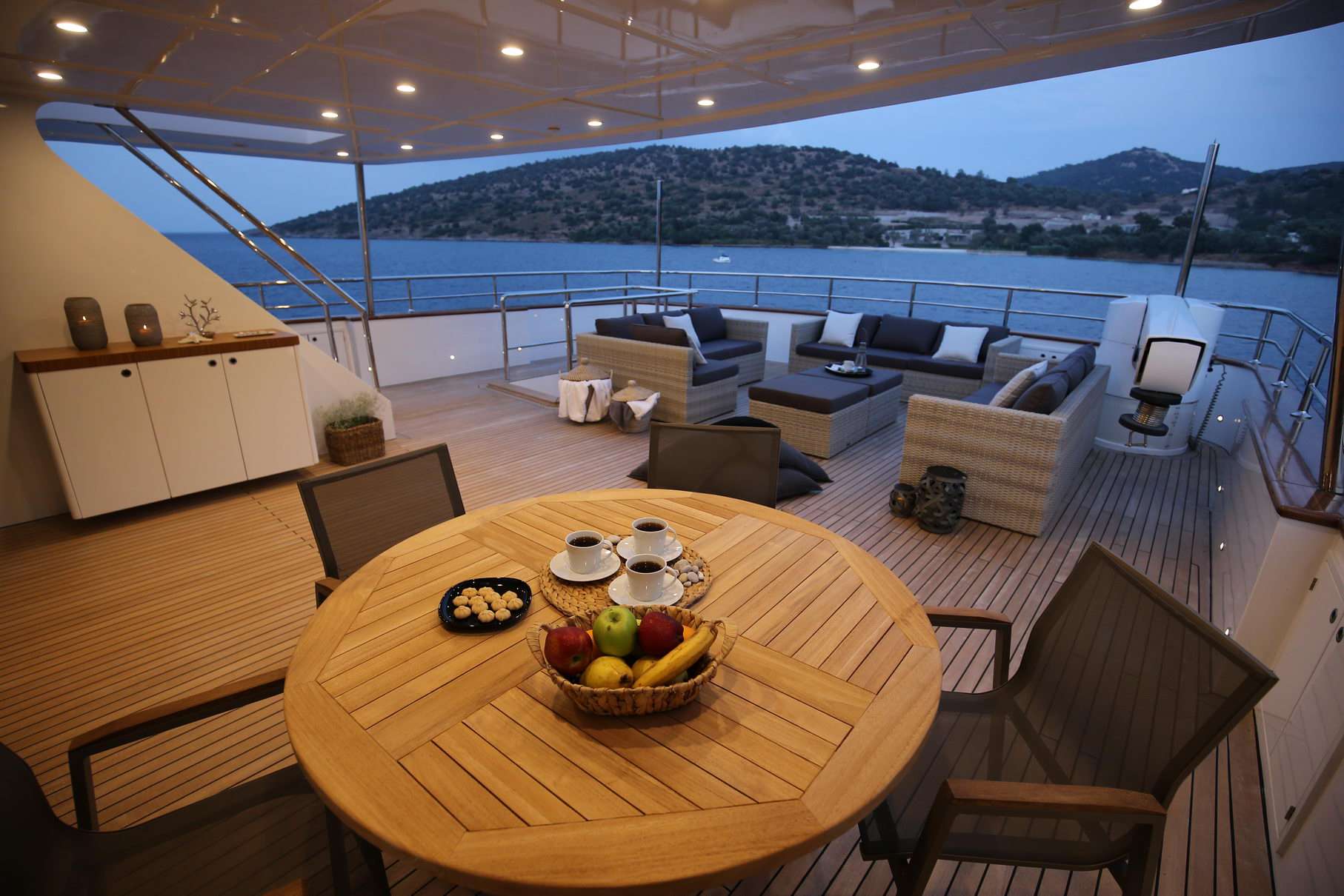 Luxury Crewed Motor Yacht OTTAWA IV photo 5