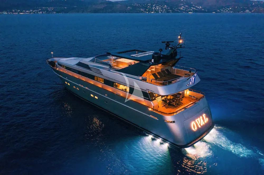 Luxury Crewed Motor Yacht OVAL photo 6