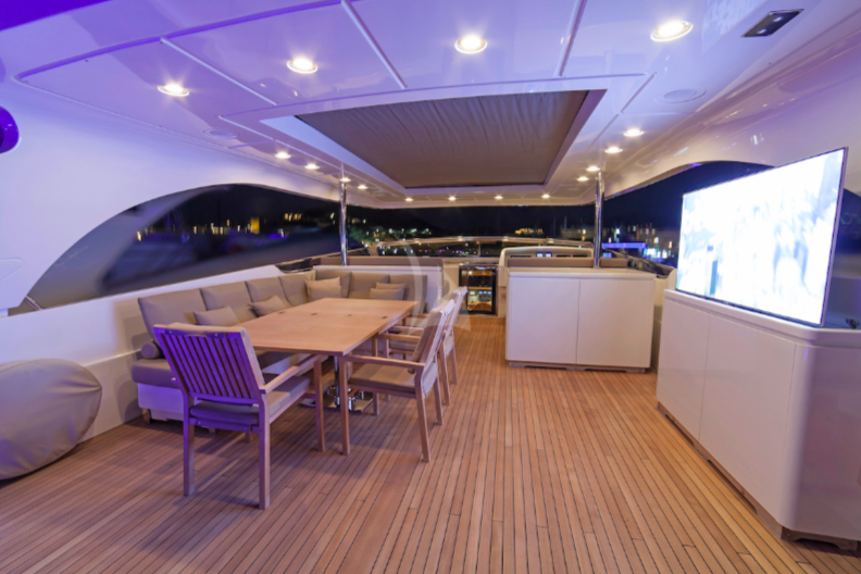 Luxury Crewed Motor Yacht PANTHOURS photo 6