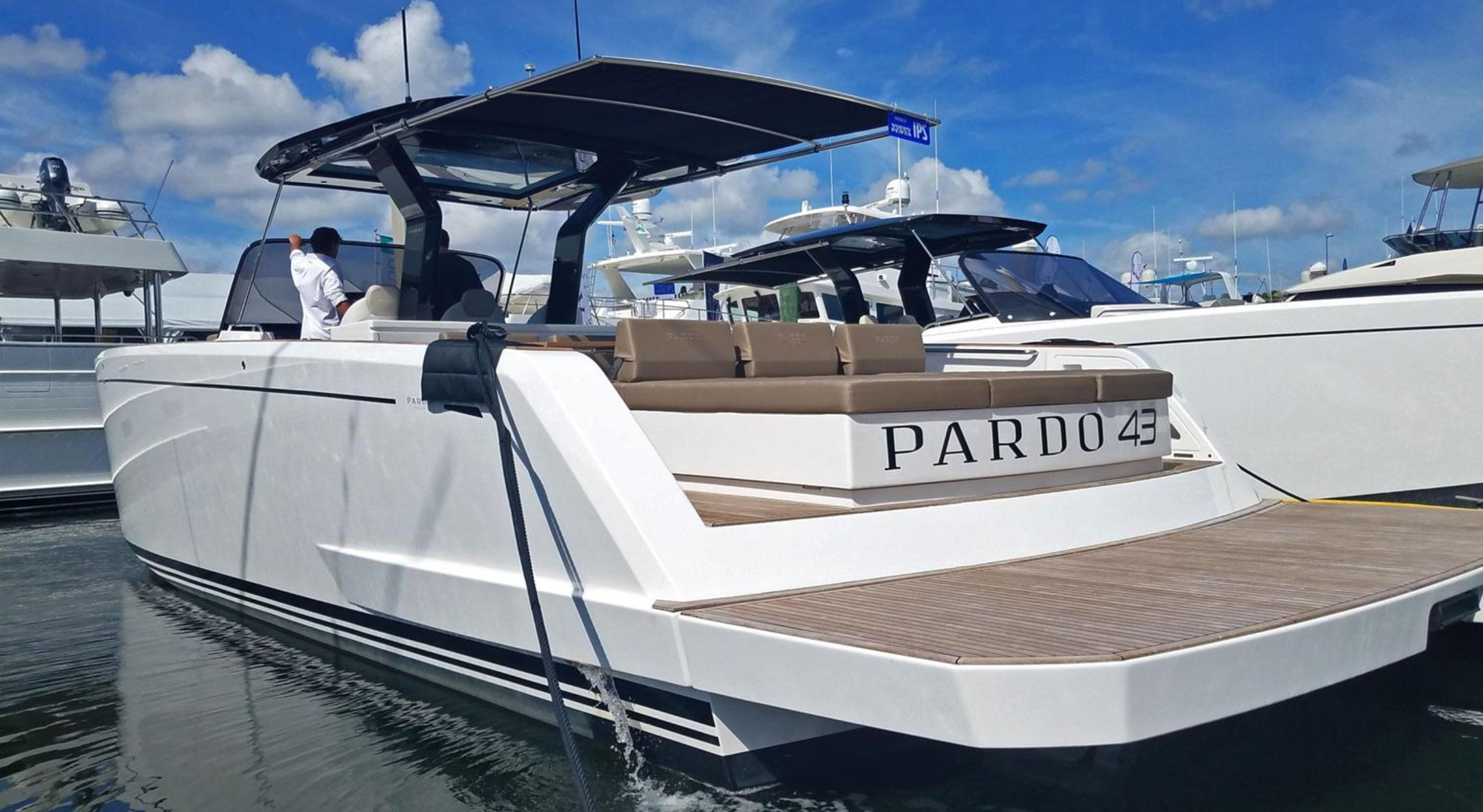 Bareboat Motor Yacht Pardo 43 photo 6