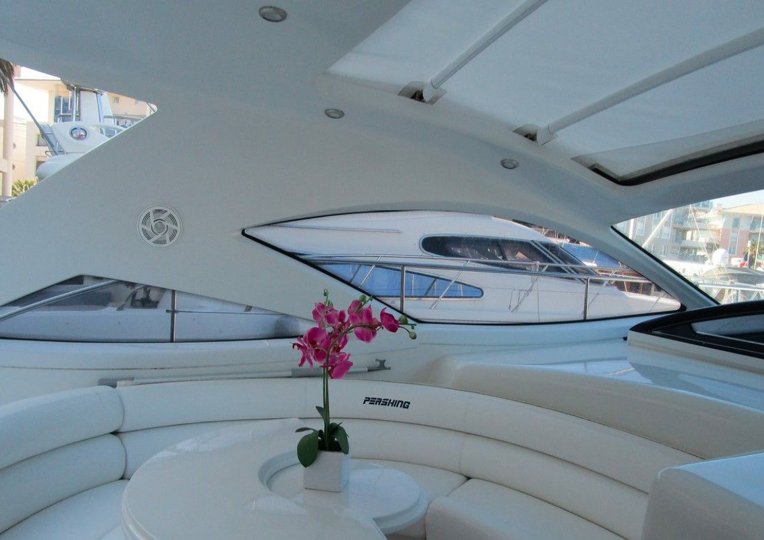 Crewed Motor Yacht Pershing 43 photo 4