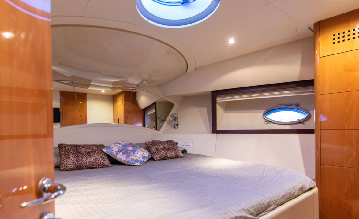 Crewed Motor Yacht Pershing 56 photo 6