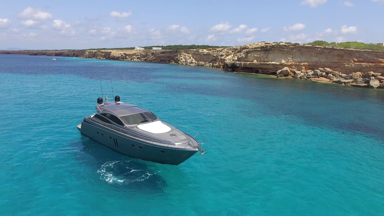 Crewed Motor Yacht Pershing 62 photo 3