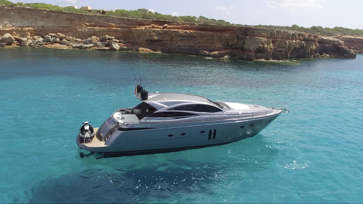 Crewed Motor Yacht Pershing 62 photo 4