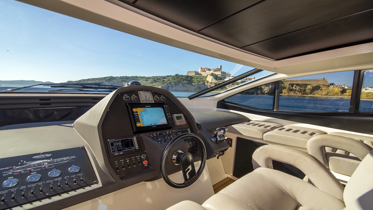 Crewed Motor Yacht Pershing 62 photo 6