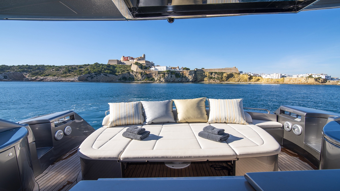 Crewed Motor Yacht Pershing 62 photo 7