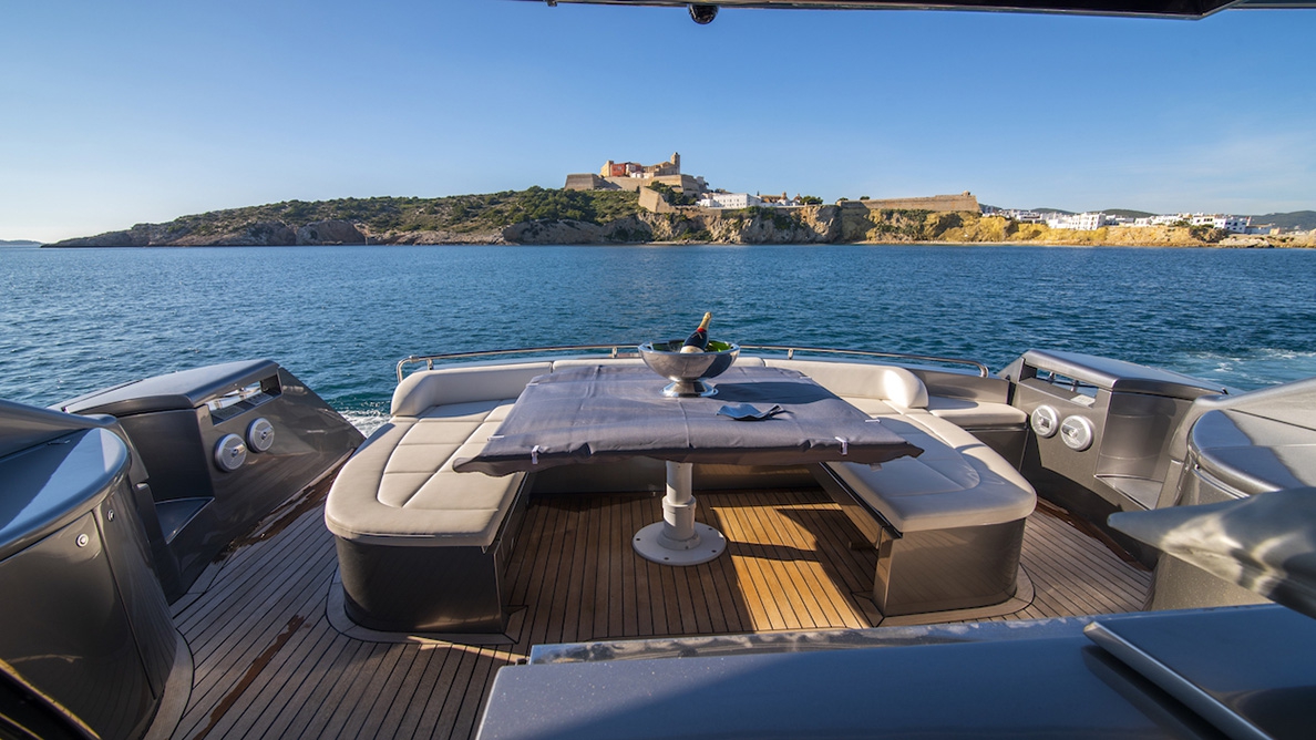 Crewed Motor Yacht Pershing 62 photo 8