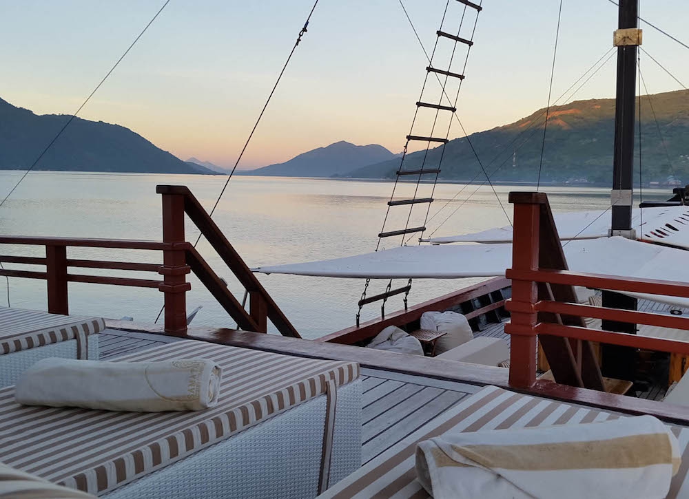 Luxury Crewed Sailing Yacht PHINISI 42 SAM photo 4