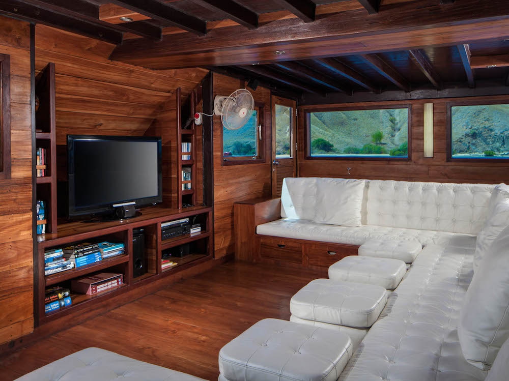 Luxury Crewed Sailing Yacht PHINISI 42 SAM photo 8