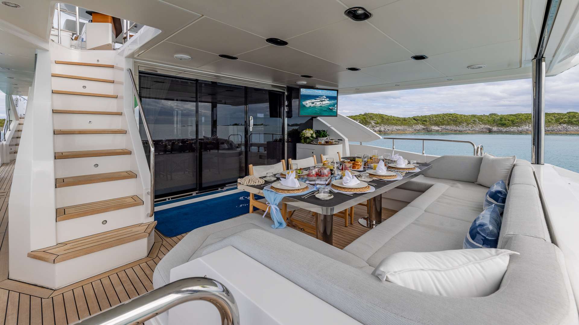 Crewed Motor Yacht PIER PRESSURE photo 4