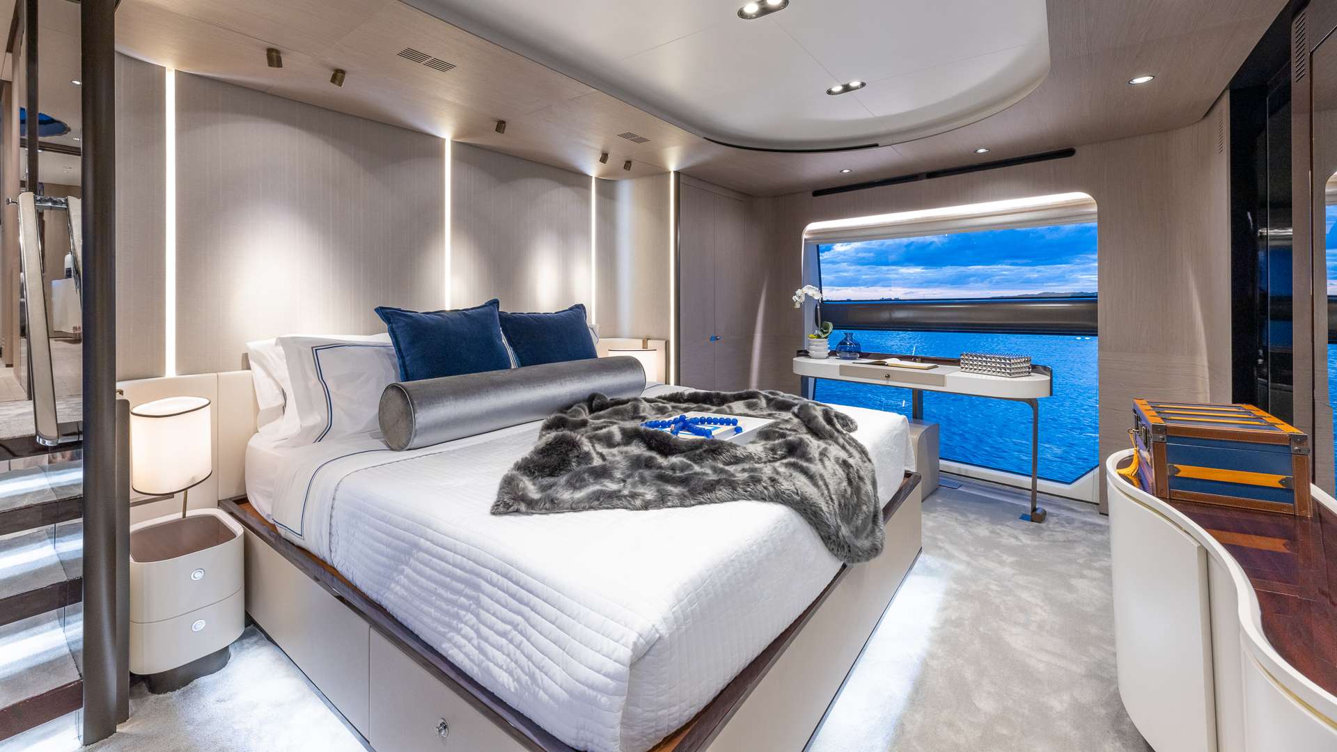 Crewed Motor Yacht PIER PRESSURE photo 7