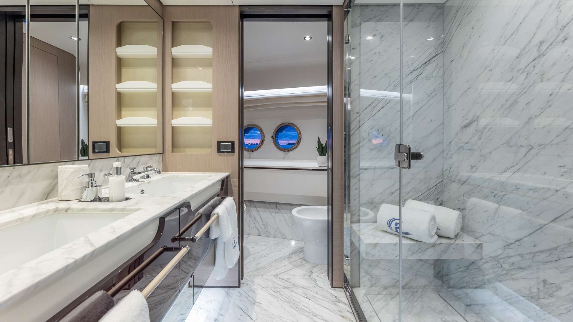 Crewed Motor Yacht PIER PRESSURE photo 8