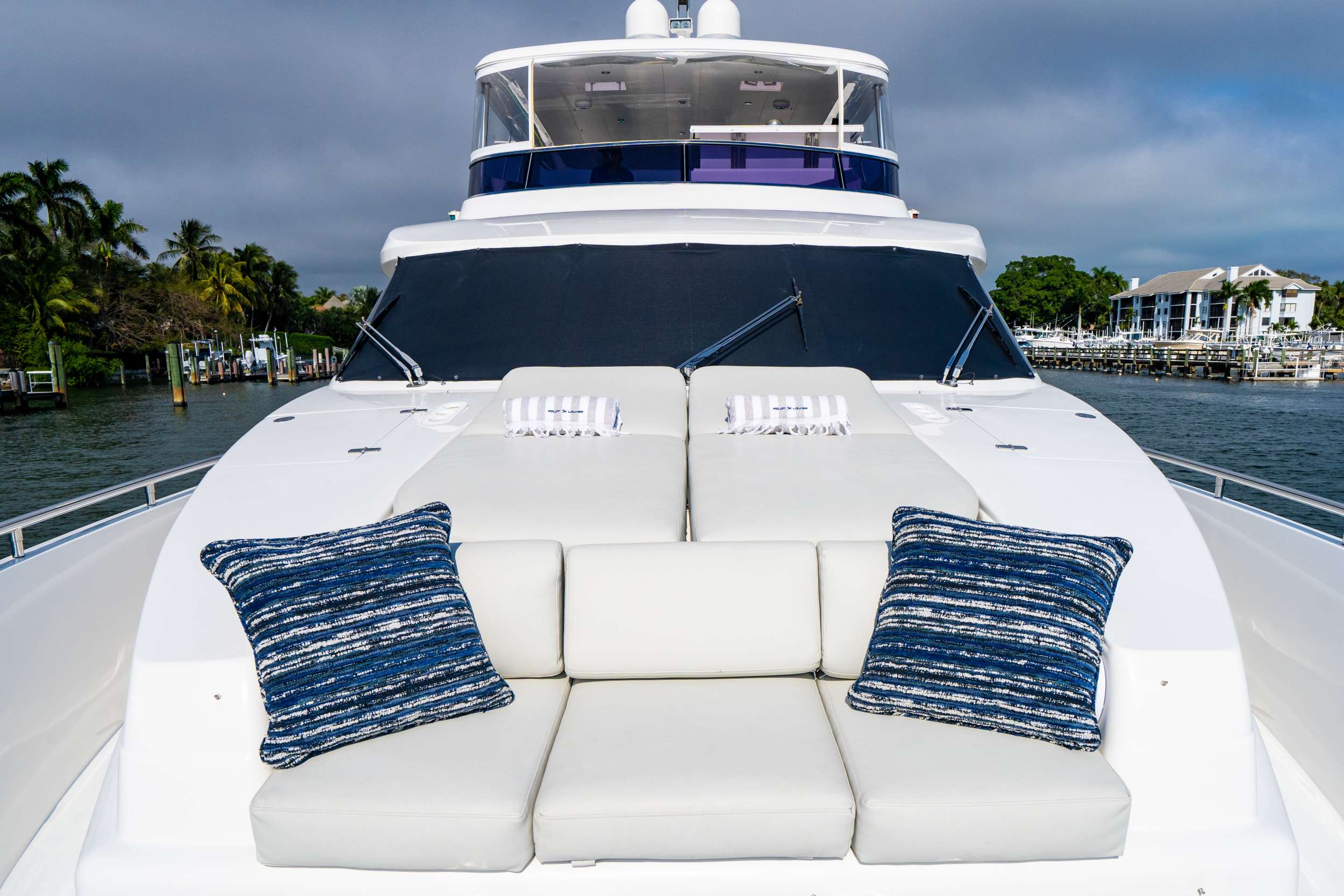 Crewed Motor Yacht PILOT LOUNGE photo 3