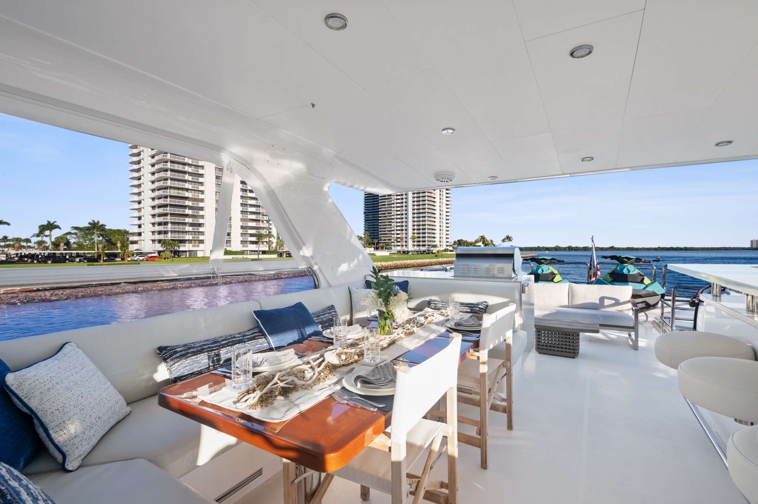 Crewed Motor Yacht PILOT LOUNGE photo 5
