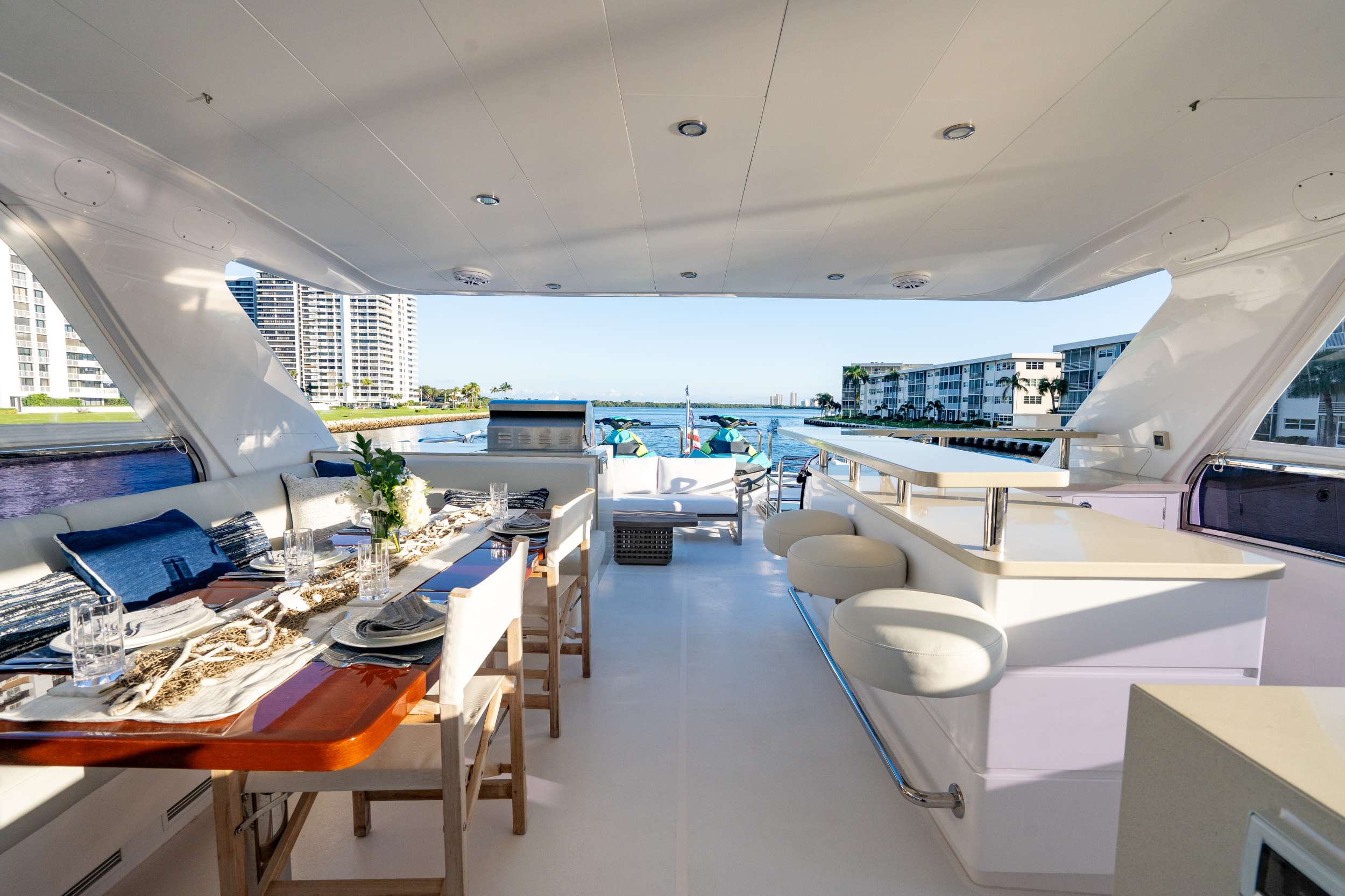 Crewed Motor Yacht PILOT LOUNGE photo 6