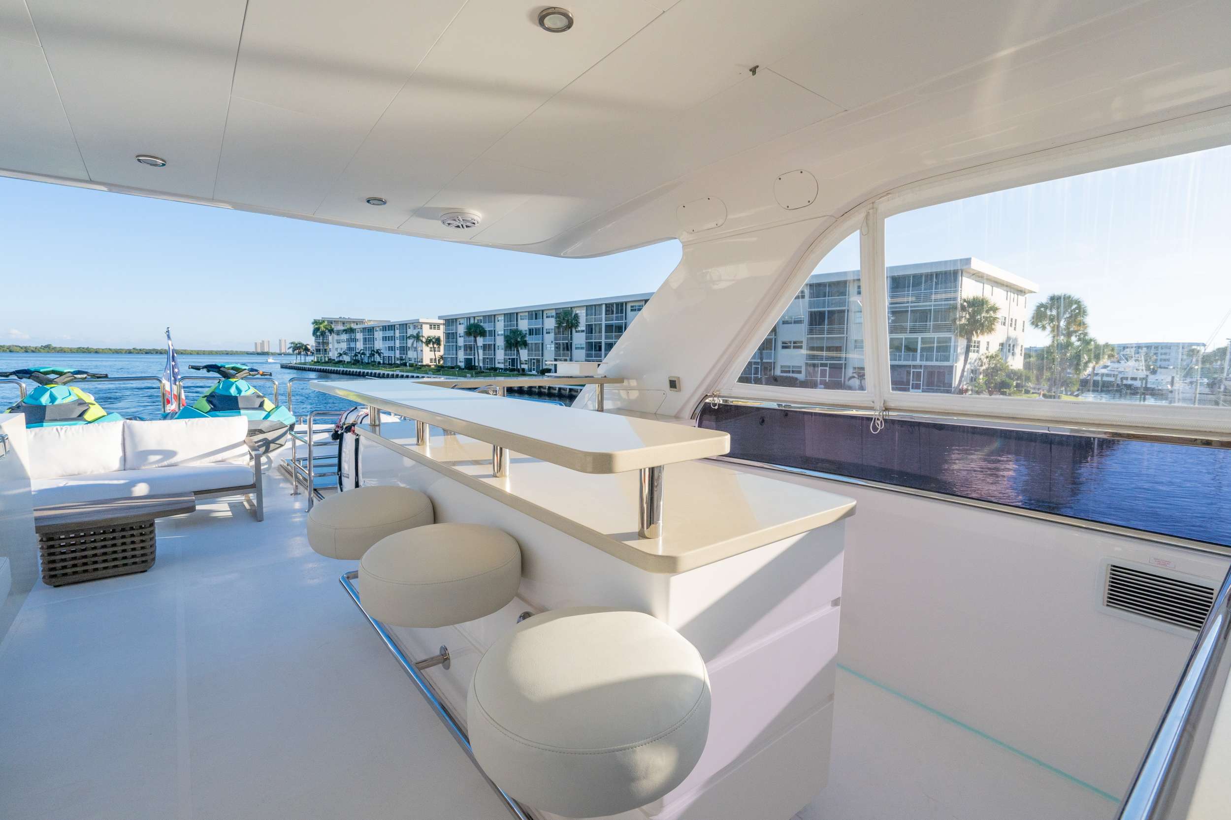 Crewed Motor Yacht PILOT LOUNGE photo 7