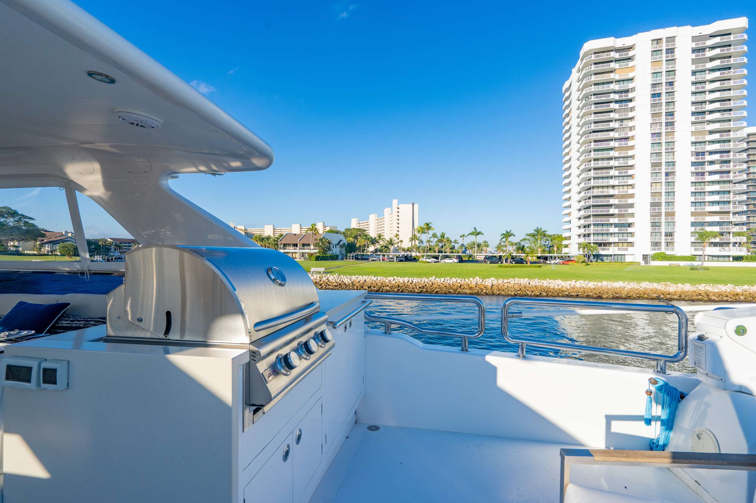Crewed Motor Yacht PILOT LOUNGE photo 8
