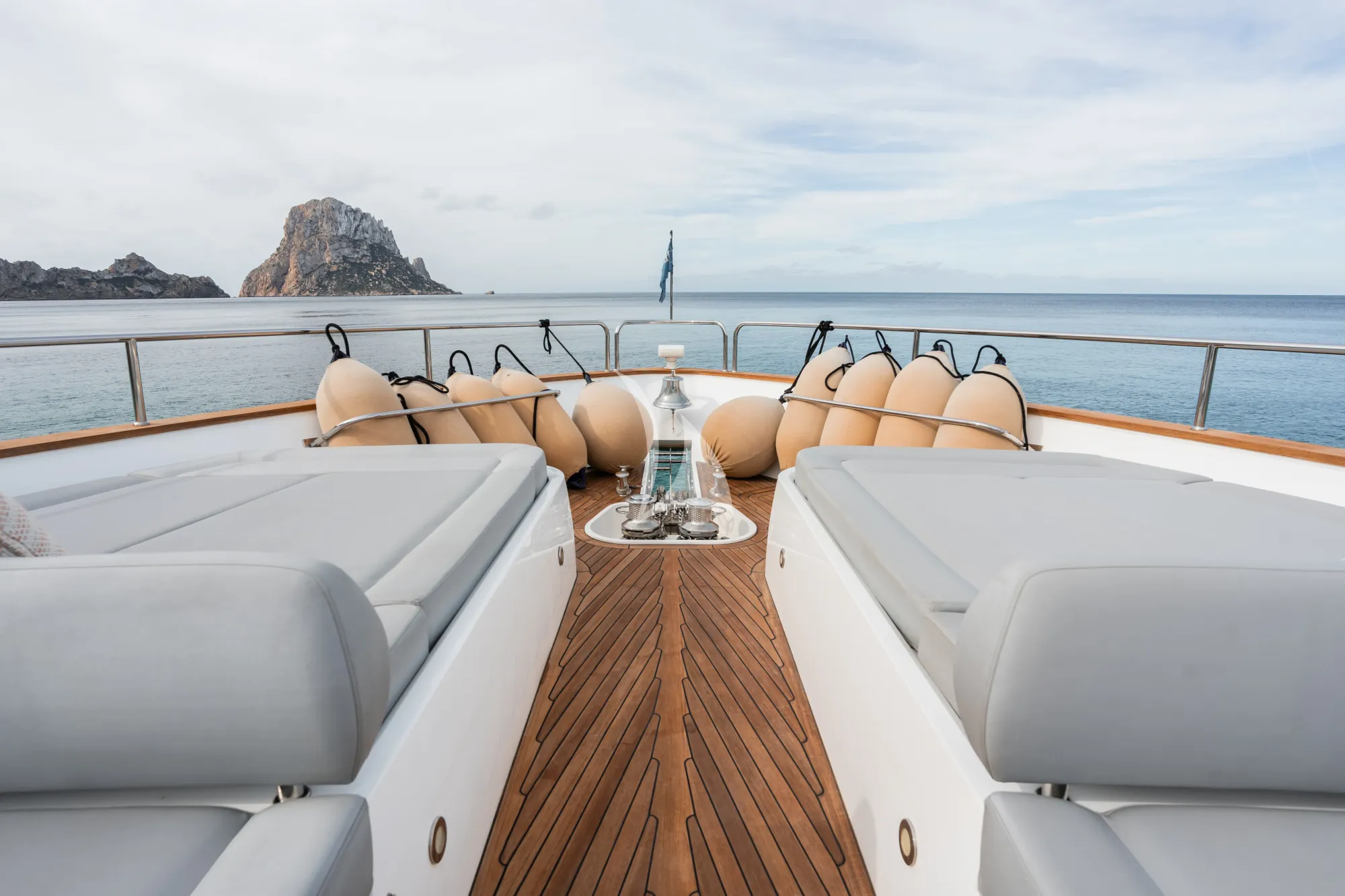 Luxury Crewed Motor Yacht PLAY THE GAME photo 8