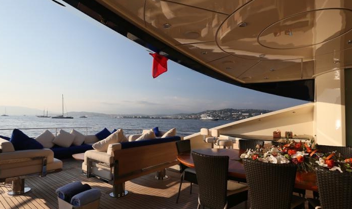 Luxury Crewed Motor Yacht PLUS TOO photo 4