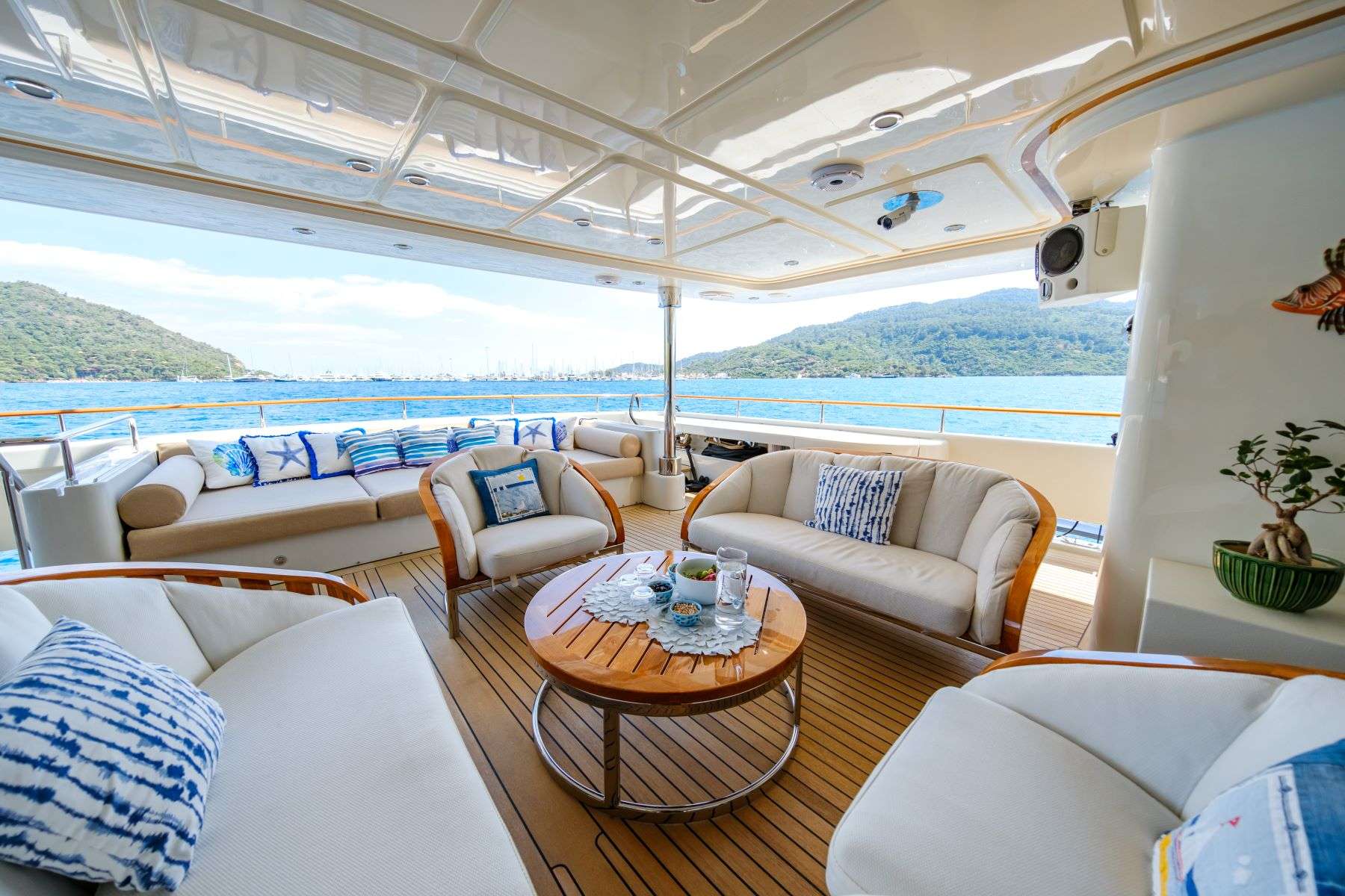 Luxury Crewed Motor Yacht POLARIS photo 8