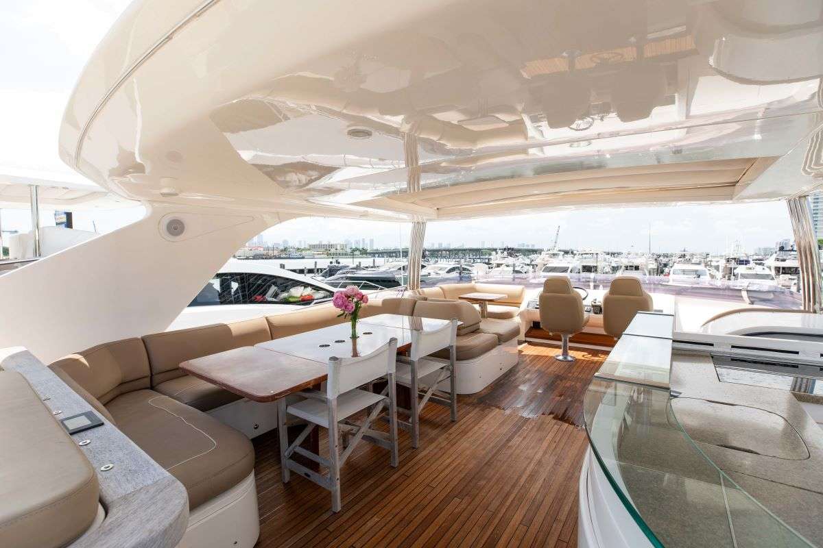 Luxury Crewed Motor Yacht PRAYING FOR OVERTIME photo 4