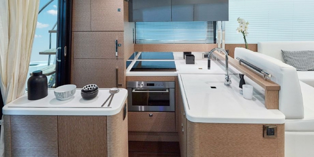 Bareboat Motor Yacht Prestige 500 Fly photo 6