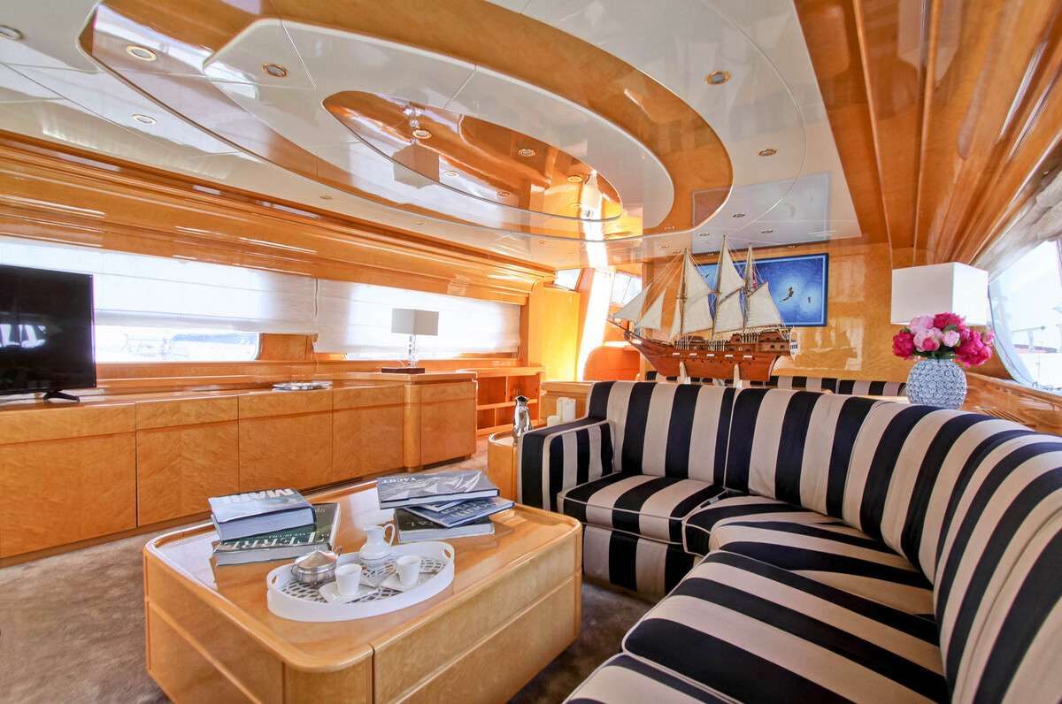 Luxury Crewed Motor Yacht PRIME photo 8