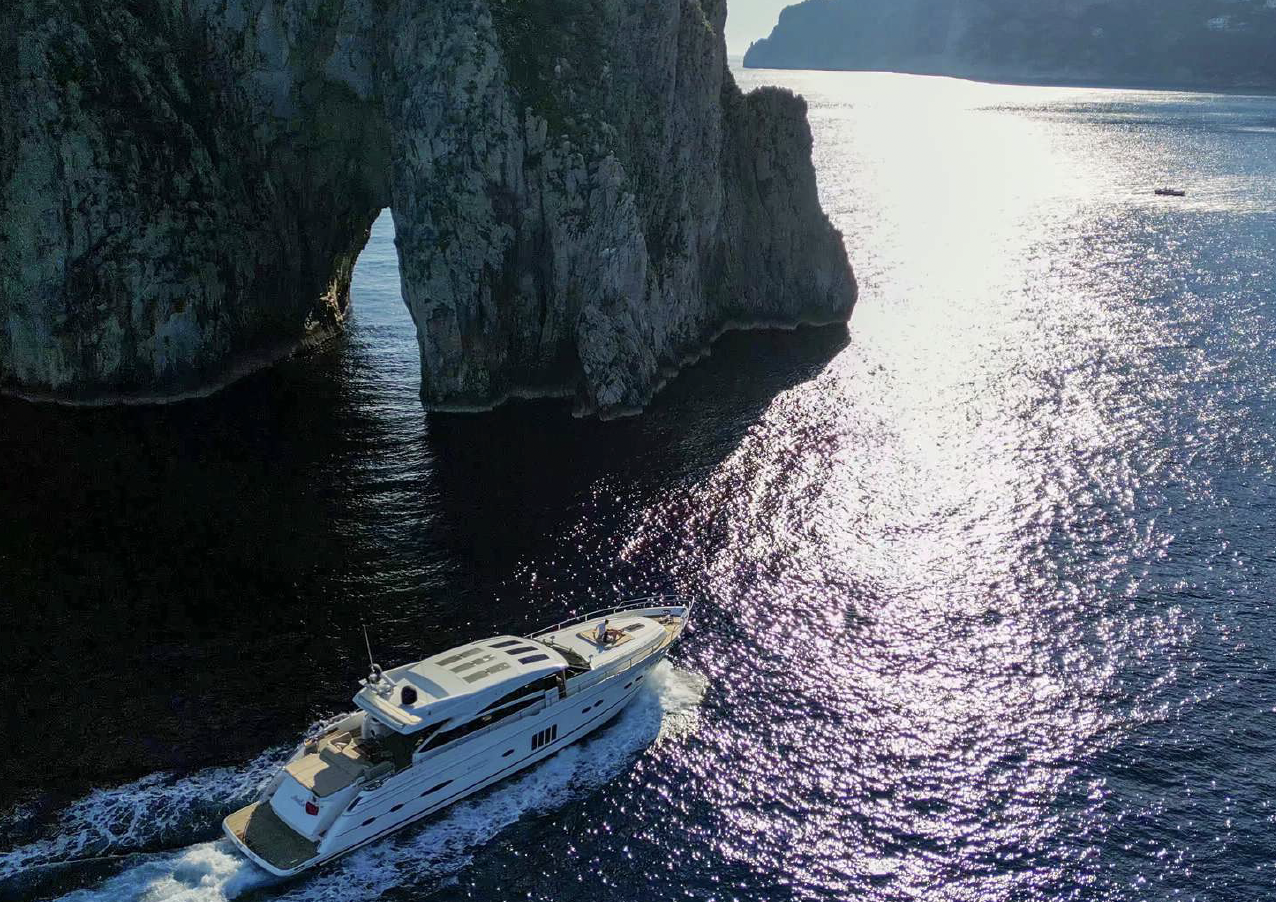 Crewed Motor Yacht PRINCESS 81 photo 3