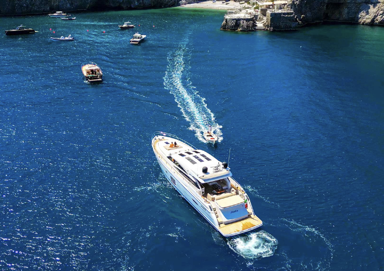 Crewed Motor Yacht PRINCESS 81 photo 4