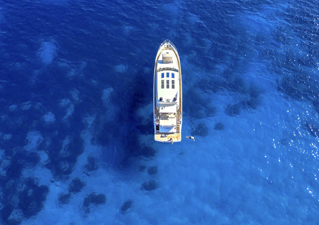 Crewed Motor Yacht PRINCESS 81 photo 5