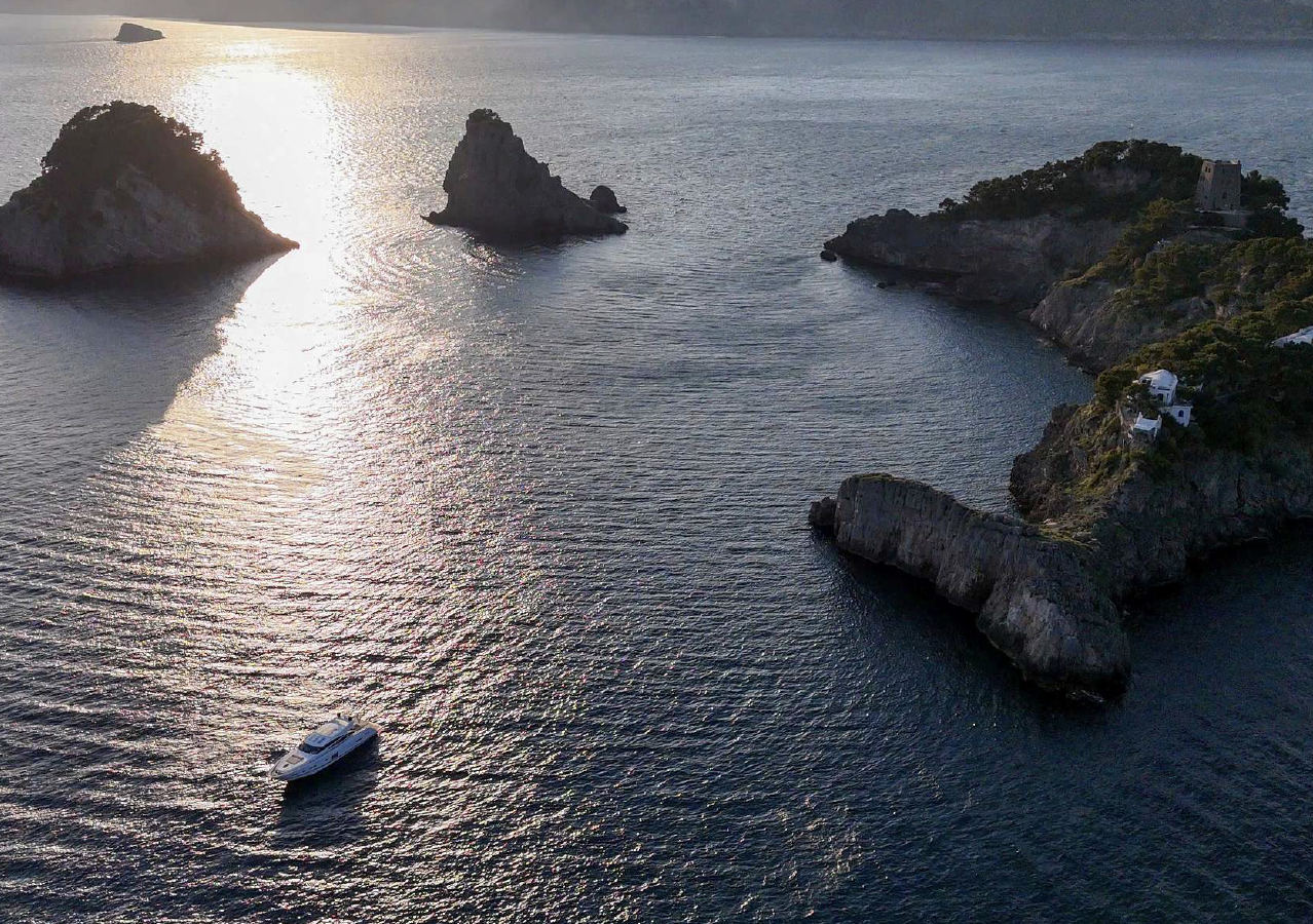 Crewed Motor Yacht PRINCESS 81 photo 6