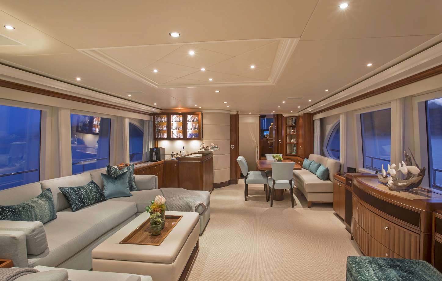 Luxury Crewed Motor Yacht PURA VIDA photo 7