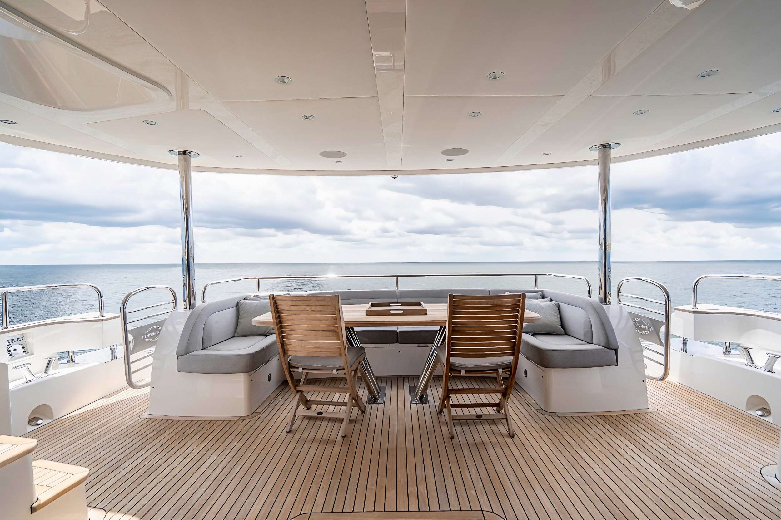 Luxury Crewed Motor Yacht QUANTUM photo 3