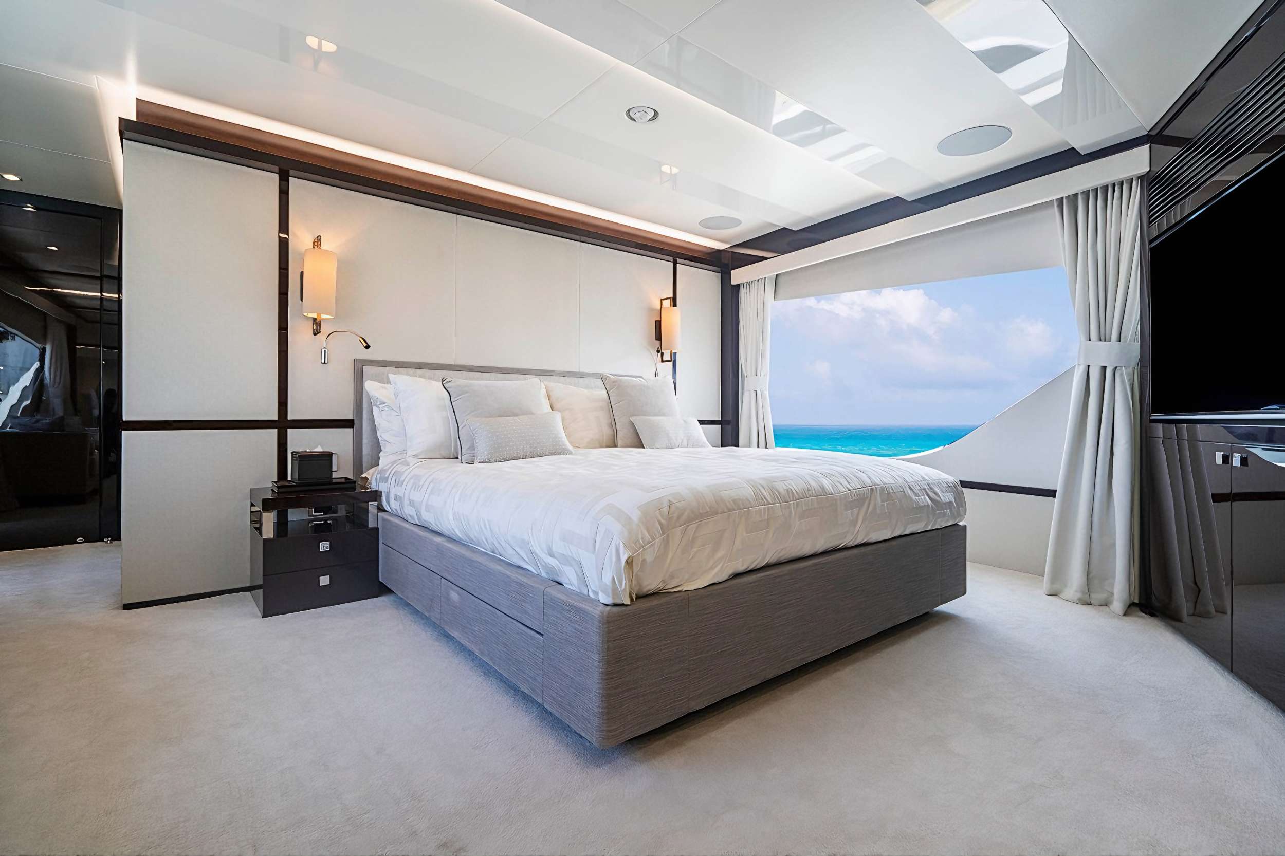 Luxury Crewed Motor Yacht QUANTUM photo 6