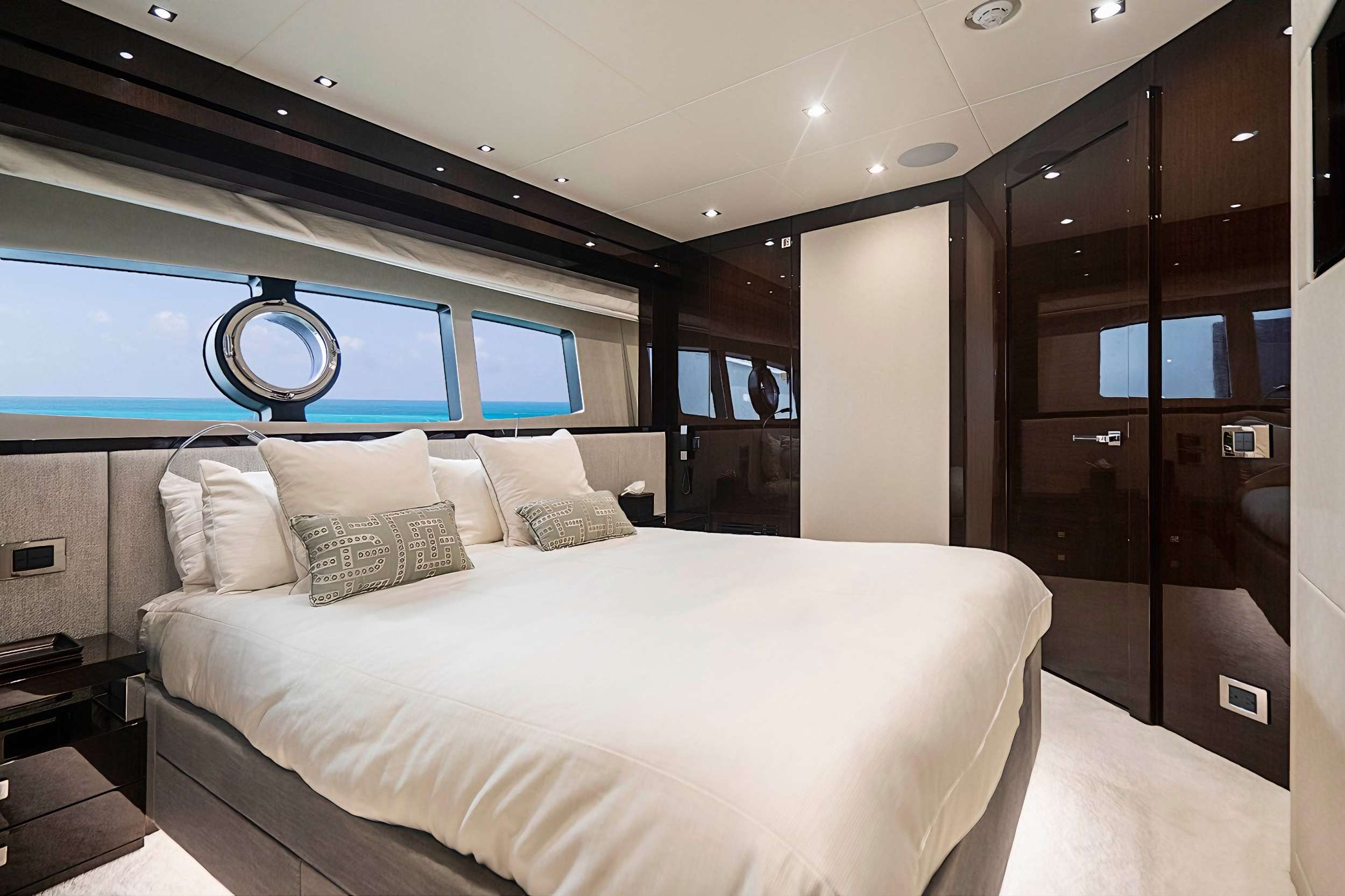 Luxury Crewed Motor Yacht QUANTUM photo 8