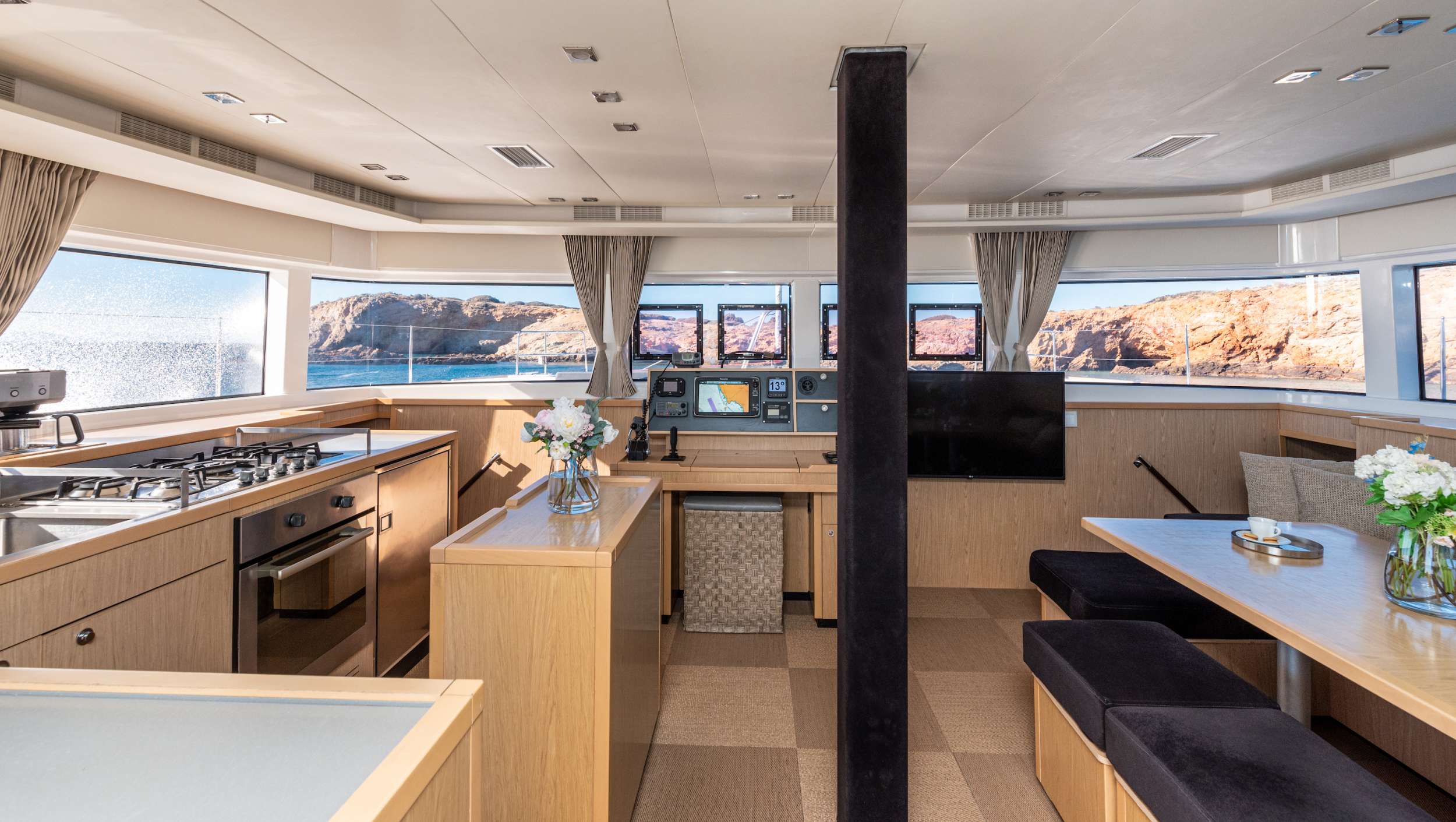 Crewed Catamaran QUEEN OF DIAMONDS photo 6