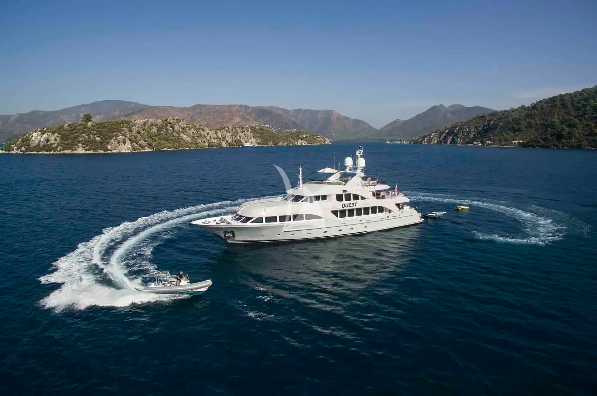 Luxury Crewed Motor Yacht QUEST R photo 5
