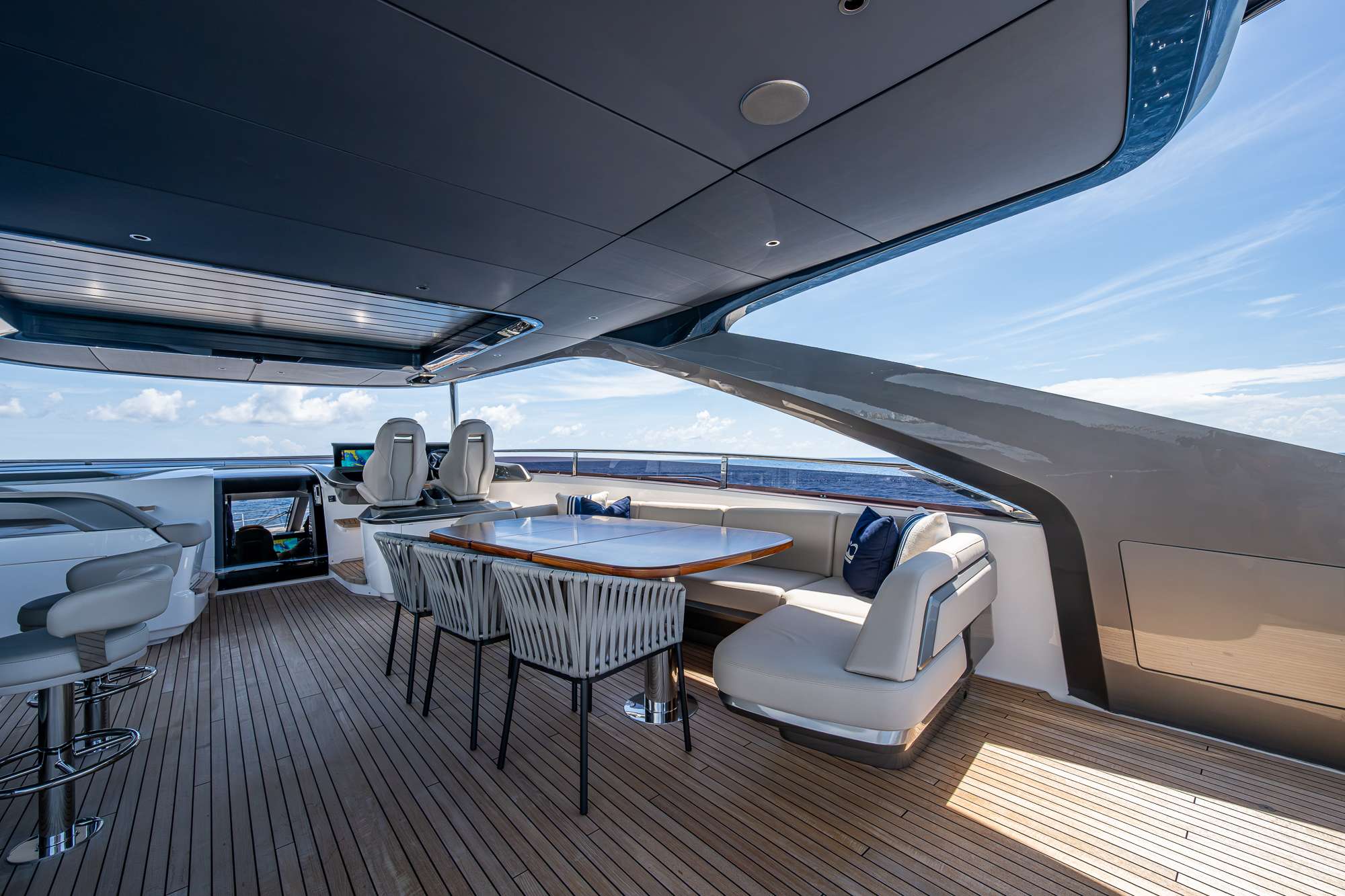 Luxury Crewed Motor Yacht R&R photo 3