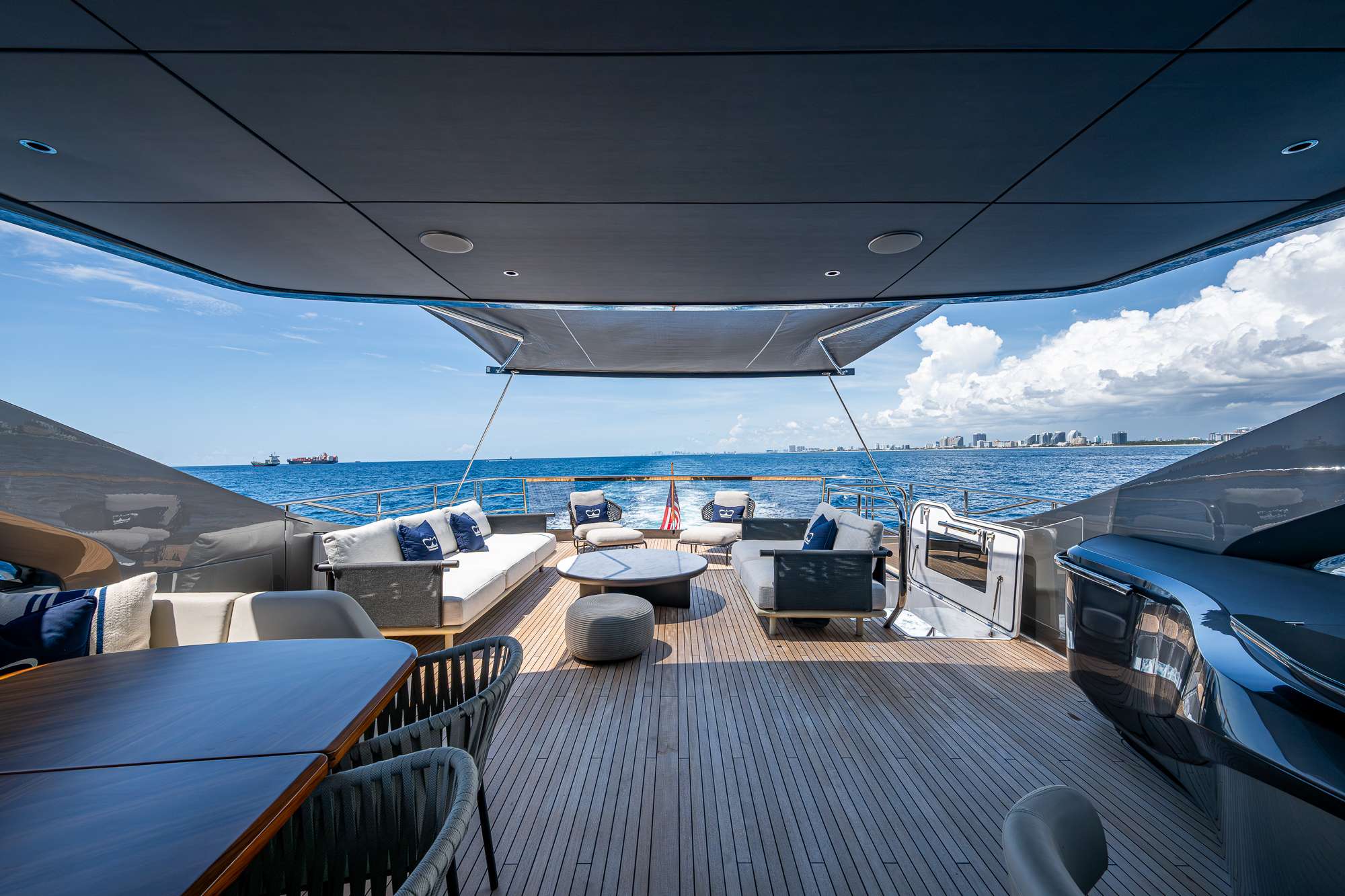 Luxury Crewed Motor Yacht R&R photo 4