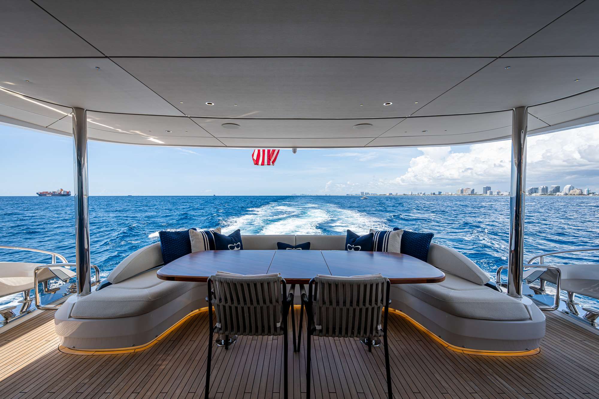 Luxury Crewed Motor Yacht R&R photo 7