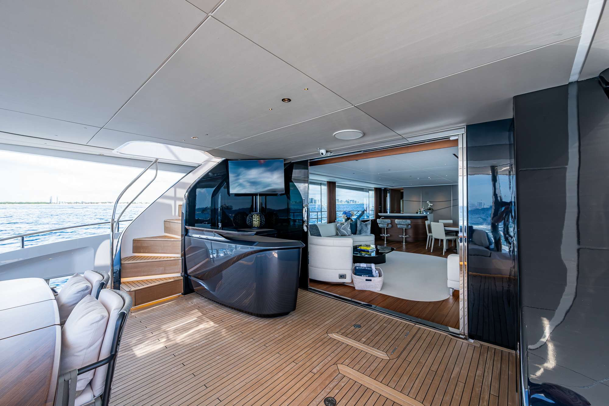 Luxury Crewed Motor Yacht R&R photo 8