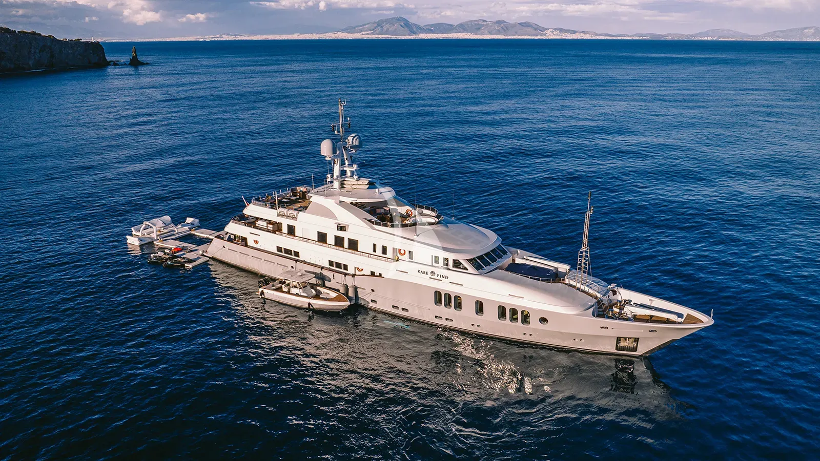 Luxury Crewed Motor Yacht RARE FIND photo 4