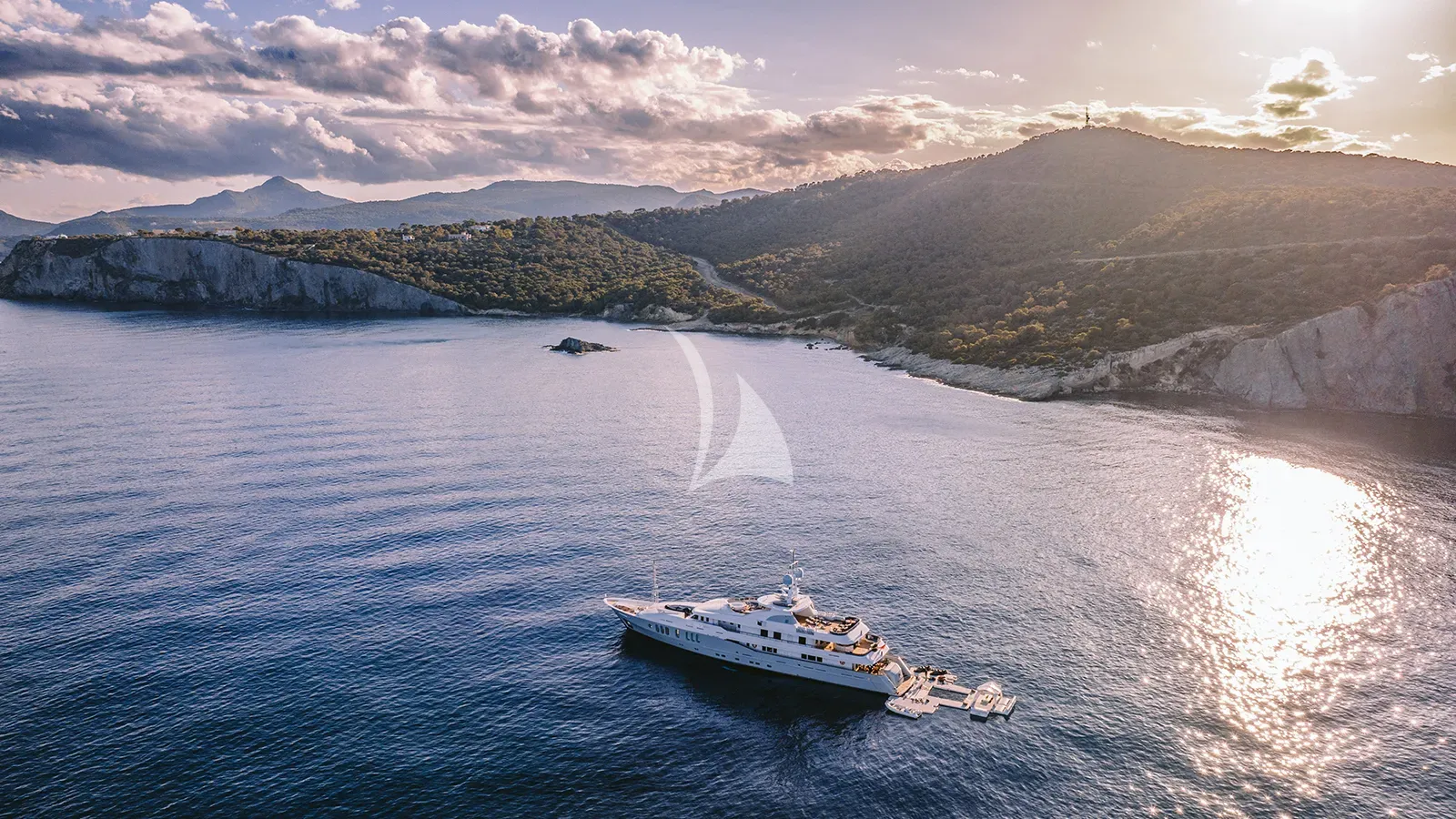 Luxury Crewed Motor Yacht RARE FIND photo 5