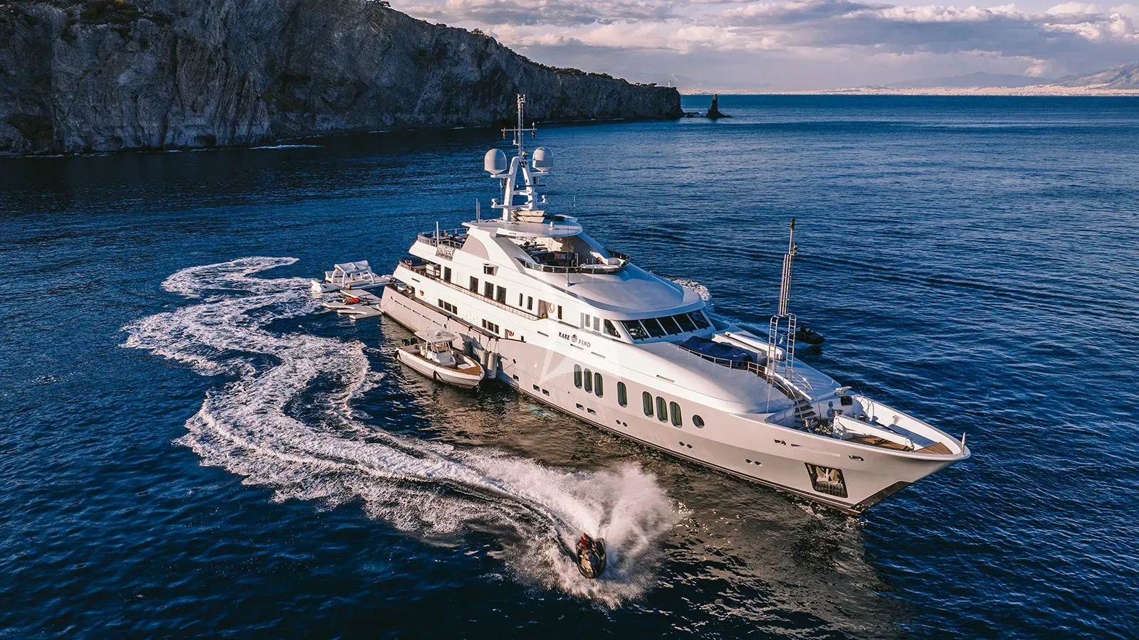 Luxury Crewed Motor Yacht RARE FIND photo 6