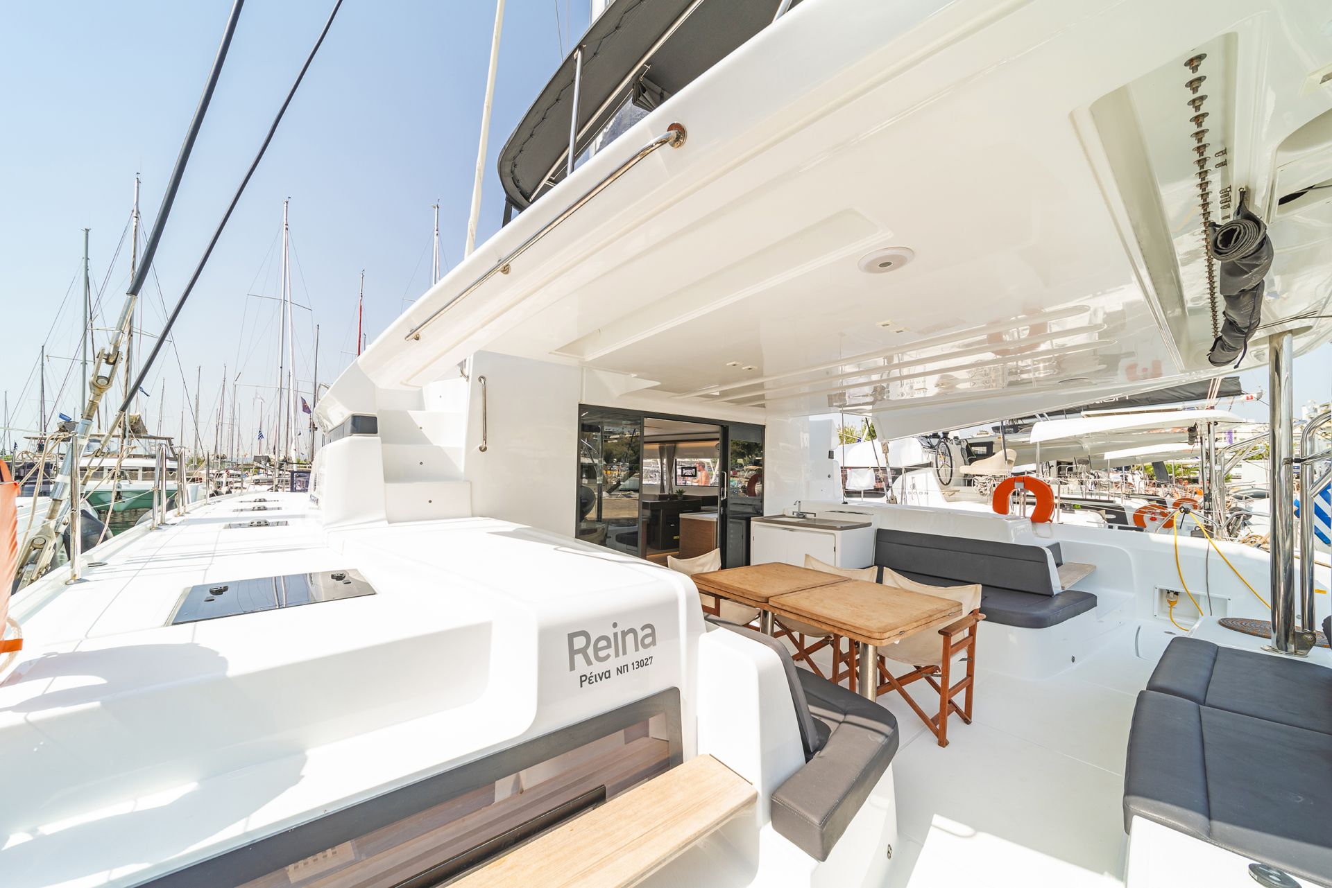 Bareboat Catamaran REINA photo 5