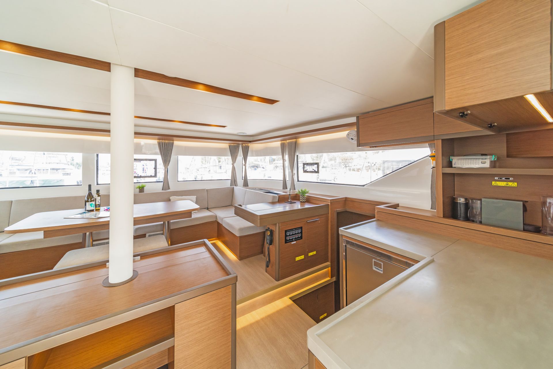 Bareboat Catamaran REINA photo 6