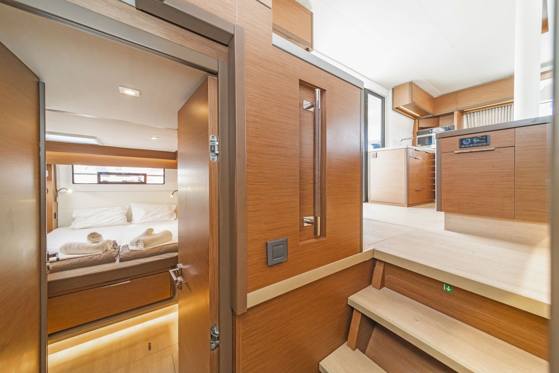 Bareboat Catamaran REINA photo 7