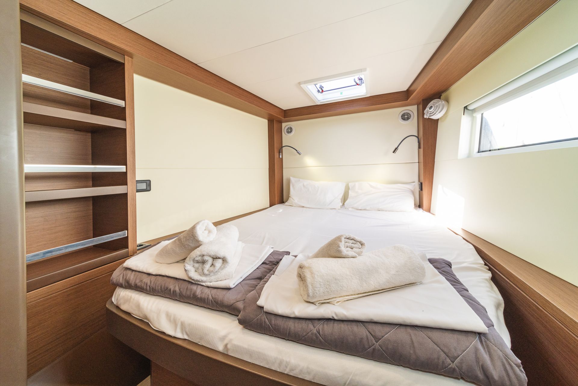 Bareboat Catamaran REINA photo 8